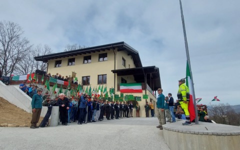 Inaugurato il rifugio di Accumoli alla presenza della banda di Barzio