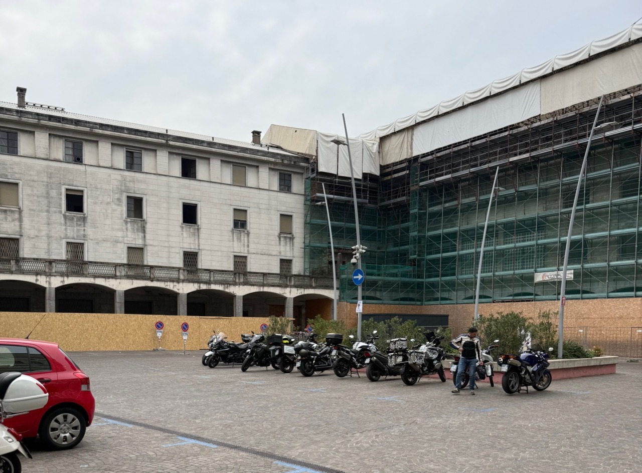 Parcheggio Piazza Affari riservato alle moto, Piazza: “Di follia in follia”