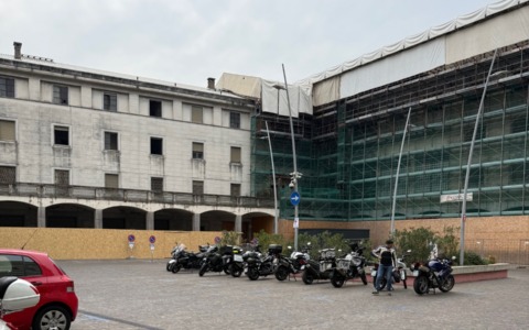Parcheggio Piazza Affari riservato alle moto, Piazza: “Di follia in follia”