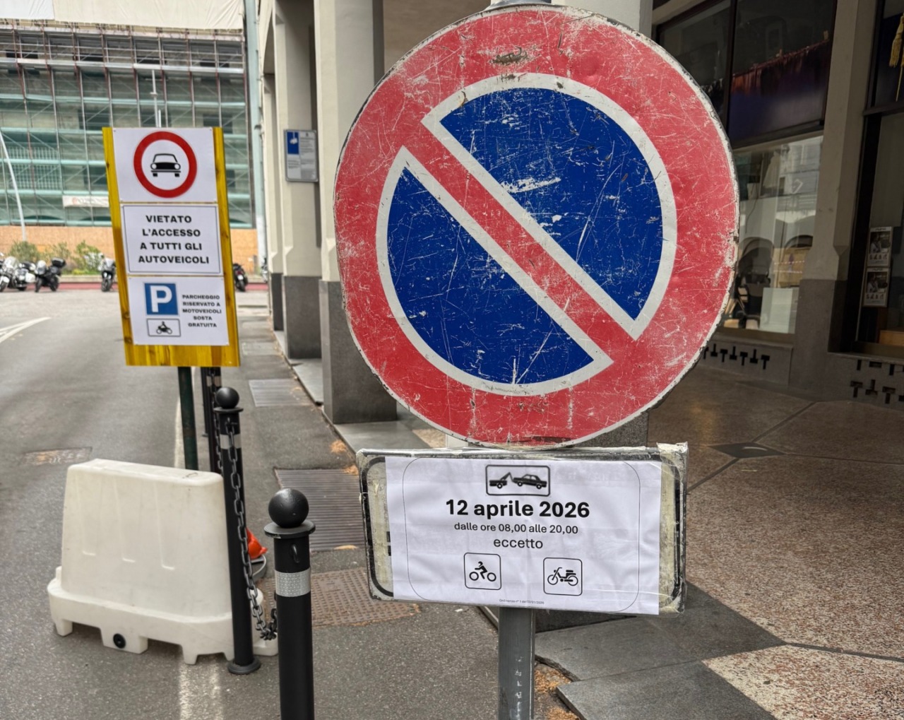 Nuove restrizioni in centro e sul lungolago: polemiche sulla gestione della sosta