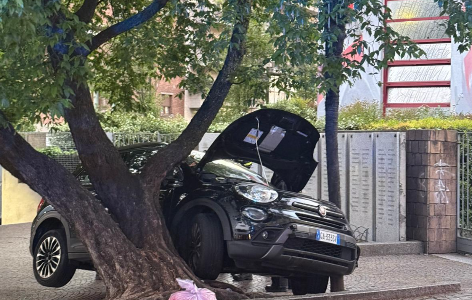 Spettacolare incidente davanti al Liceo Grassi