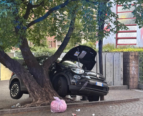 Spettacolare incidente davanti al Liceo Grassi