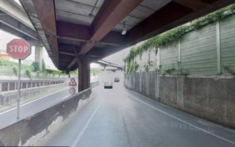 Ss36, camion incidentato sulla rampa di raccordo tra Lecco e Ballabio: traffico bloccato