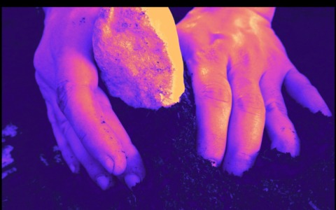 “Humus”: a Valmadrera un’azione performativa e un laboratorio gratuito per connettersi con la dimensione creativa