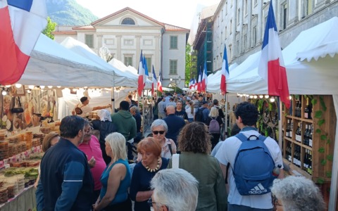 In tanti ai Mercatini regionali francesi in piazza Garibaldi a Lecco