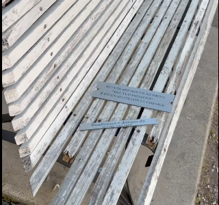 Vandali distruggono la “panchina dell’amore”: l’autore rimuove tutto