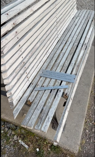 Vandali distruggono la “panchina dell’amore”: l’autore rimuove tutto