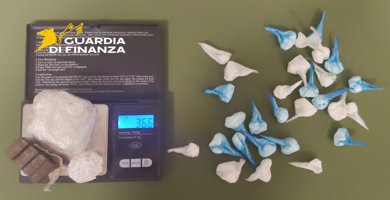 Merone: trovato con cocaina e hashish in auto, arrestato