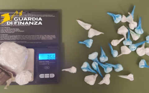 Merone: trovato con cocaina e hashish in auto, arrestato