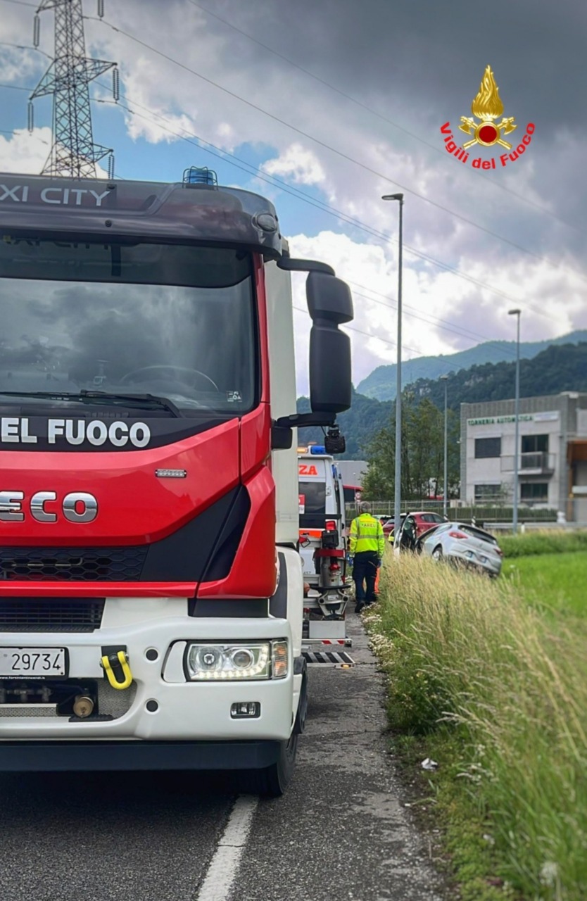 Scontro tra auto a Olginate sulla SP74 che porta verso il ponte Cantù