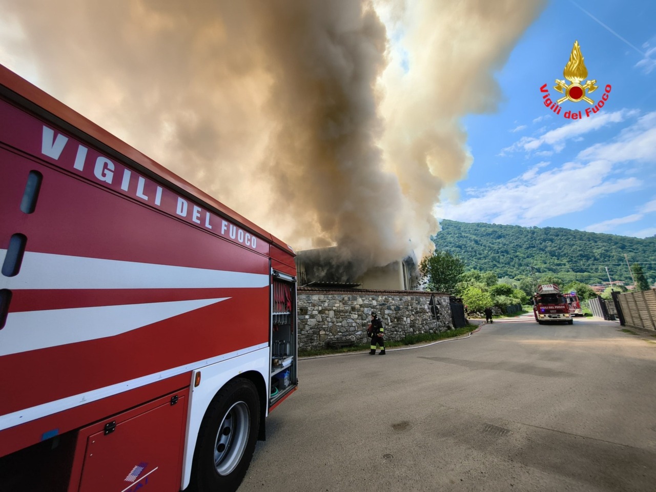 Incendio deposito edile a Beverate