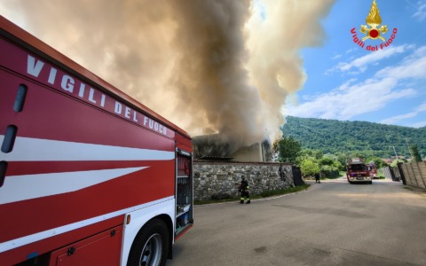 Brivio: maxi incendio distrugge un deposito edile a Beverate