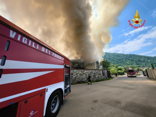 Brivio: maxi incendio distrugge un deposito edile a Beverate