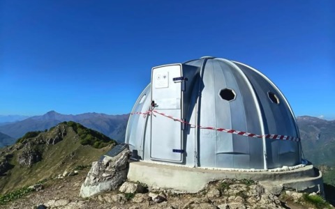 Il bivacco Locatelli–Milani–Scaioli è tornato sulla vetta del Monte Due Mani dopo il restauro