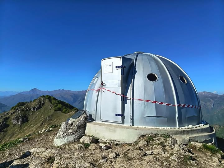 Il bivacco Locatelli–Milani–Scaioli è tornato sulla vetta del Monte Due Mani dopo il restauro