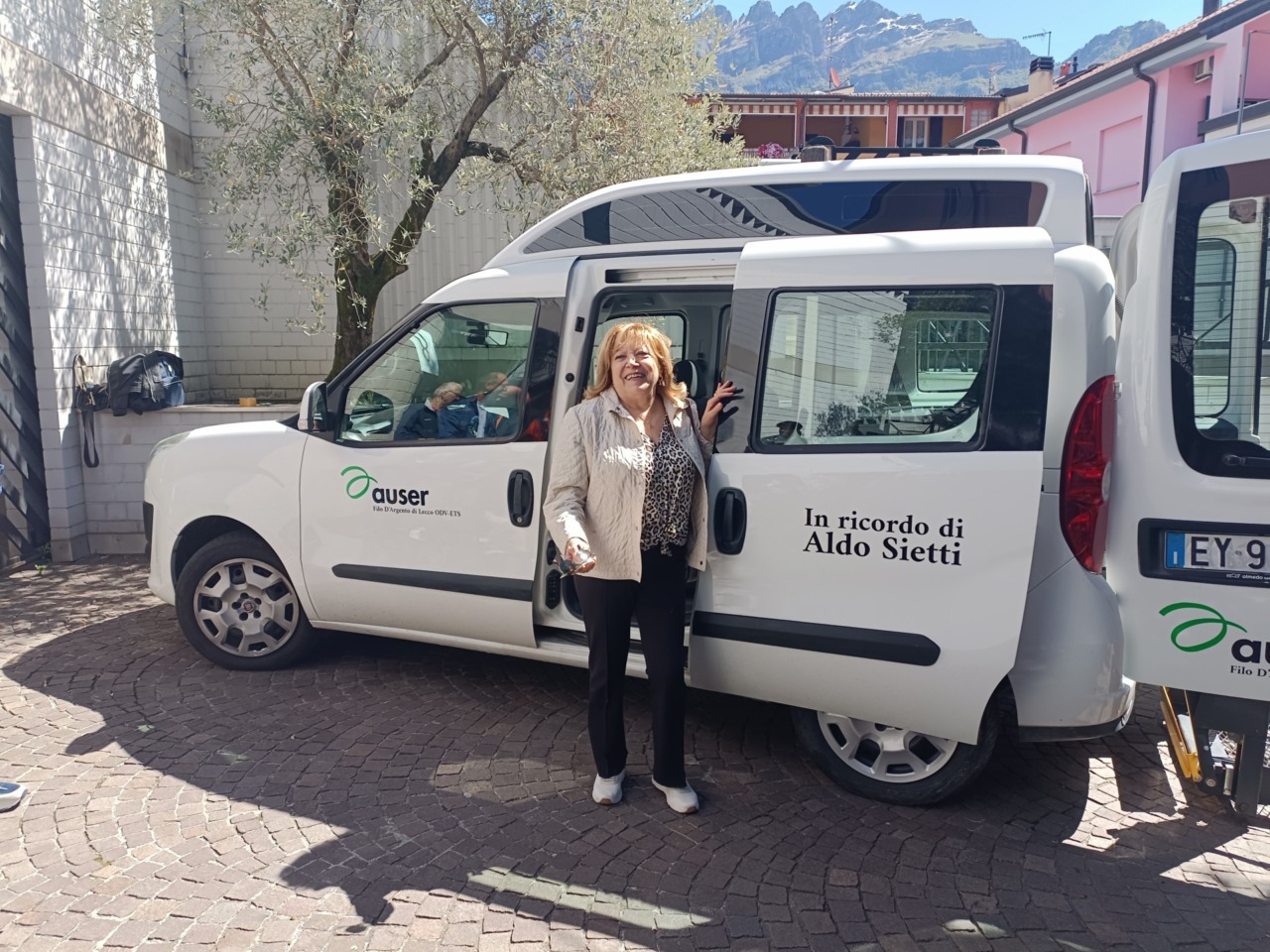 Lecco: dona un’ auto attrezzata per il trasporto sociale in memoria del marito