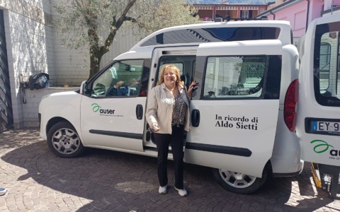 Lecco: dona un’ auto attrezzata per il trasporto sociale in memoria del marito