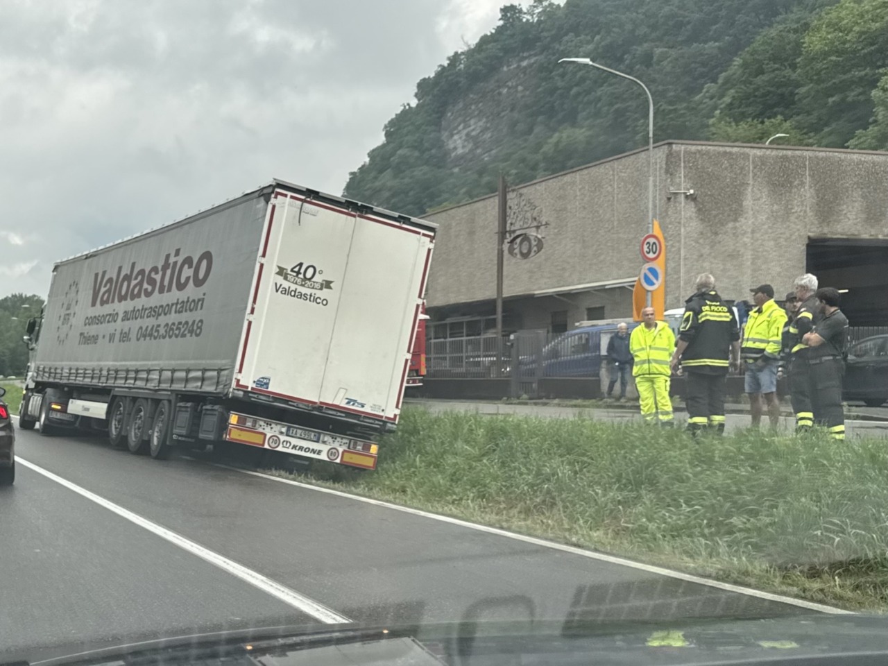 Mattinata di fuoco sulla Lecco-Bergamo: tir fuori strada e traffico in tilt