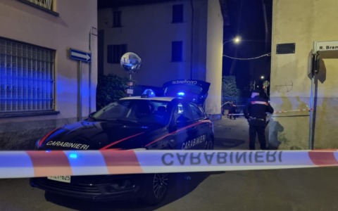 Fermato per tentato omicidio: 27enne si costituisce dopo l’accoltellamento di un 17enne a Calco