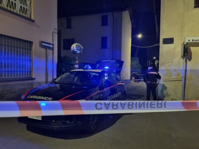 Fermato per tentato omicidio: 27enne si costituisce dopo l’accoltellamento di un 17enne a Calco