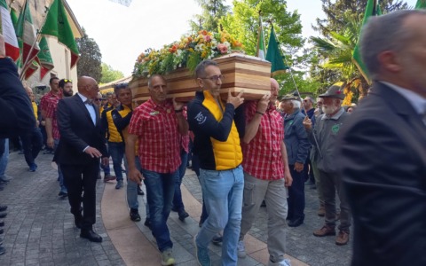 Una folla commossa per l’ultimo saluto all’imprenditore Sergio Longoni