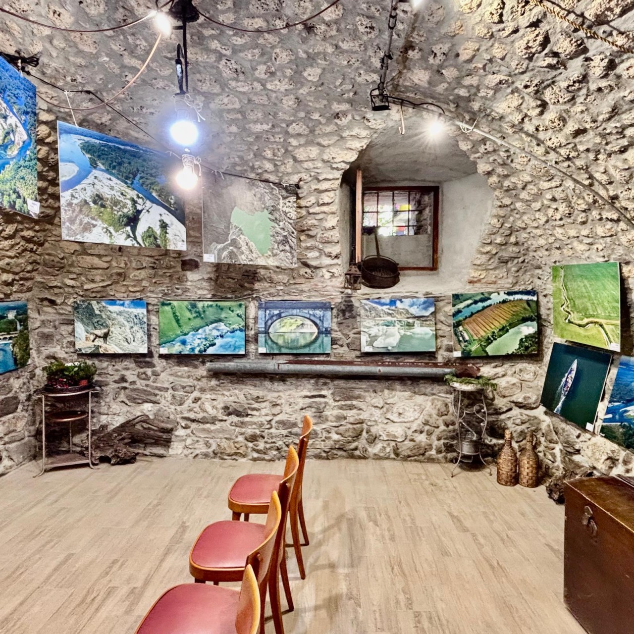 Mostra suggestiva nella storica cantina in pietra “dell’Attilio” con gli scatti di Alberto Locatelli