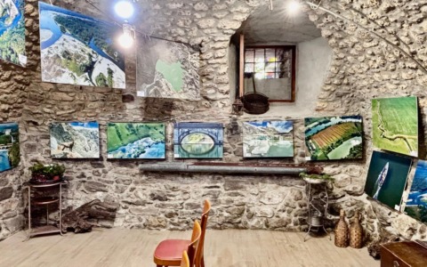 Mostra suggestiva nella storica cantina in pietra “dell’Attilio” con gli scatti di Alberto Locatelli