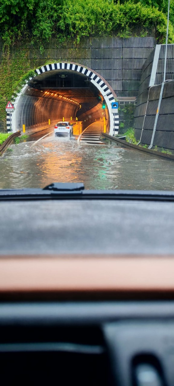 Lecco, allagato l’ingresso del tunnel per l’ospedale Manzoni