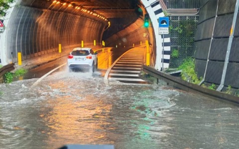 Lecco, allagato l’ingresso del tunnel per l’ospedale Manzoni