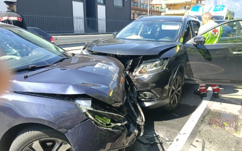 Pescate: schianto sulla provinciale, tra i coinvolti una bimba. Traffico in tilt