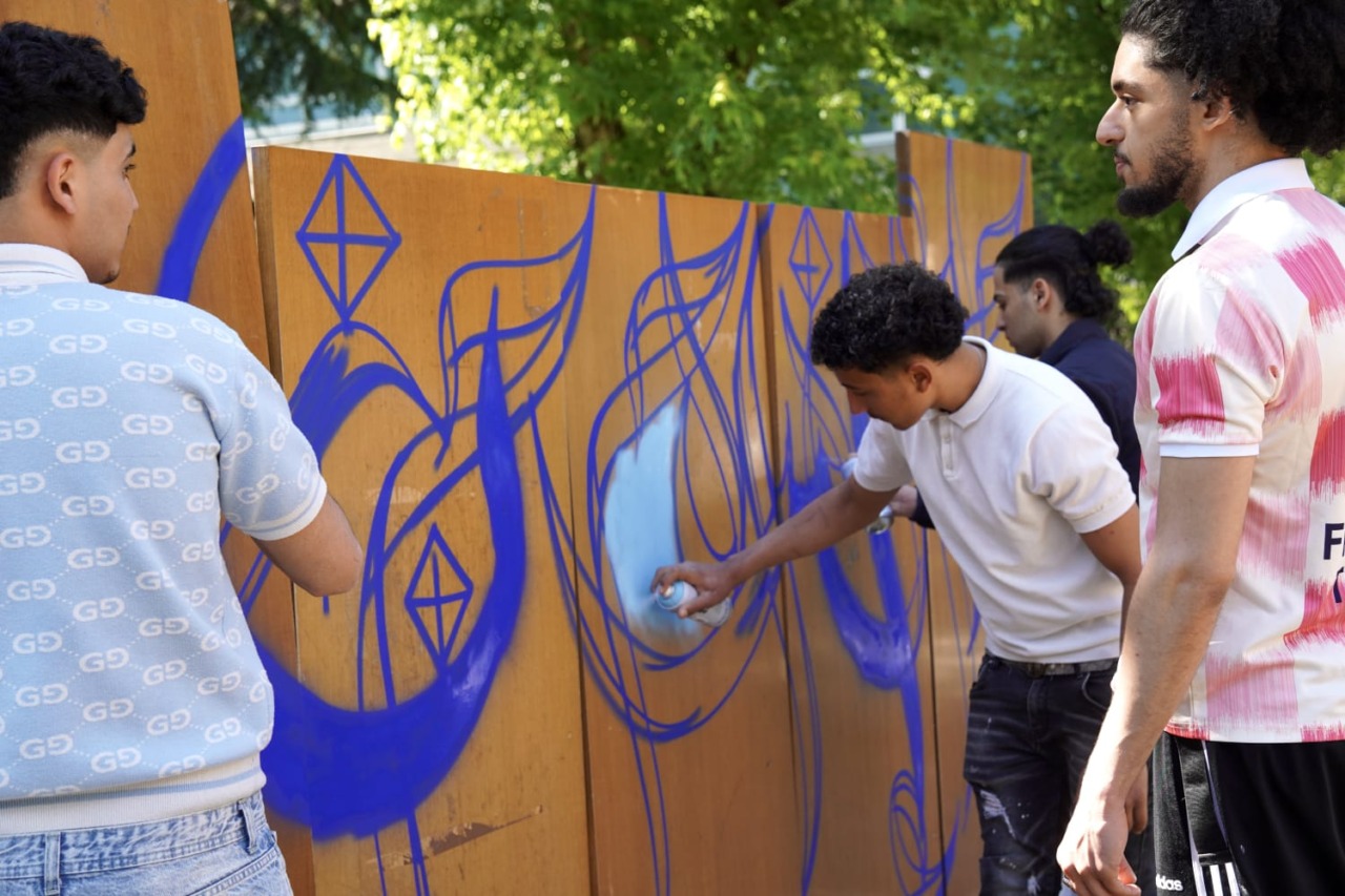 “Un posto chiamato casa”: ad alCUBO³ la prima mostra di Mosa One tra arte, identità e migrazione