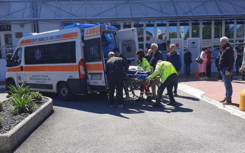 Malore durante l’intitolazione del piazzale a Pino Galbani, soccorsi in azione