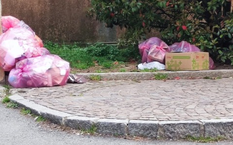I residenti sul piede di guerra: «Viviamo tra immondizia e soste selvagge»