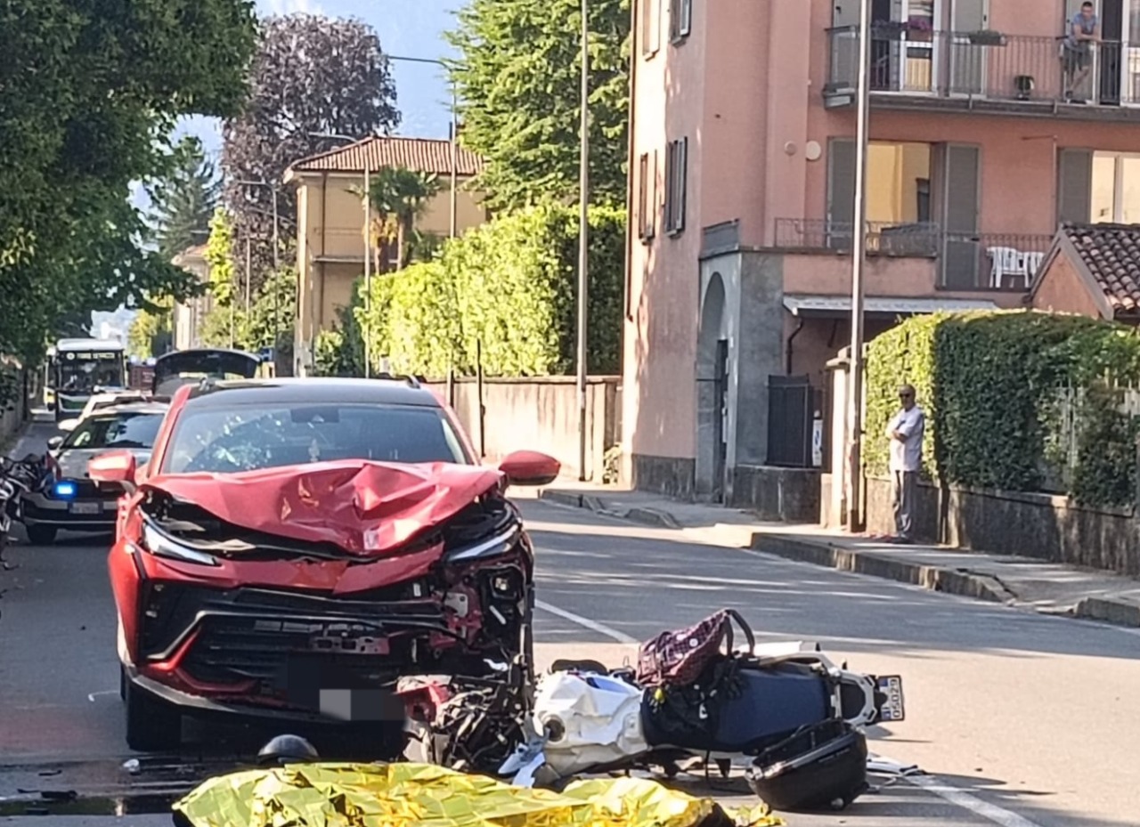 Tragico schianto tra auto e moto: morto il centauro
