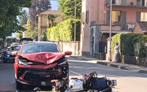 Tragico schianto tra auto e moto: morto il centauro ventenne