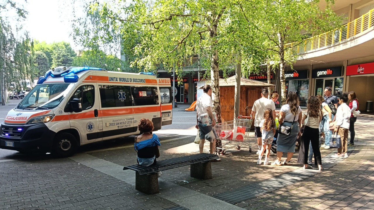Lecco, malore nel piazzale del centro commerciale “La Meridiana”: soccorsa una donna di 59 anni