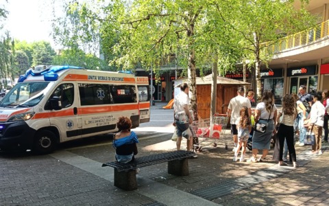 Lecco, malore nel piazzale del centro commerciale “La Meridiana”: soccorsa una donna di 59 anni