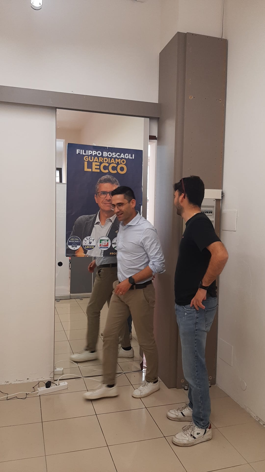 Elezioni Lecco 2026 - Nella sede del comitato elettorale del centrodestra è arrivato il candidato sindaco Filippo Boscagli che si è poi chiuso in una saletta riservata con il suo entourage. Il clima è teso