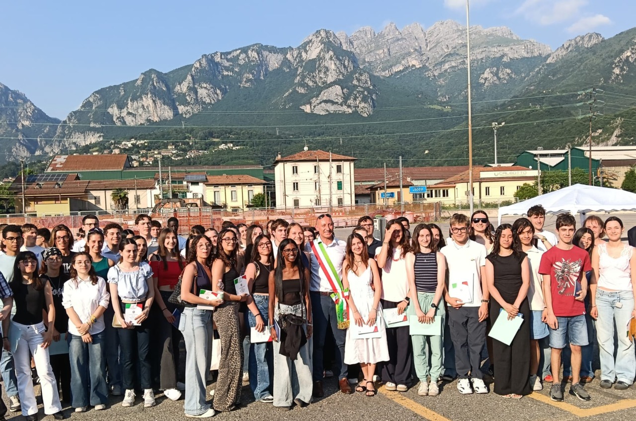 Festa dello Studente: consegnate le Costituzioni a 106 neodiciottenni lecchesi