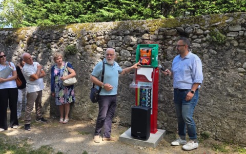 Inaugurato un defibrillatore sulla passerella a lago grazie a Pro loco, Camping Spiaggia e Soccorso degli Alpini