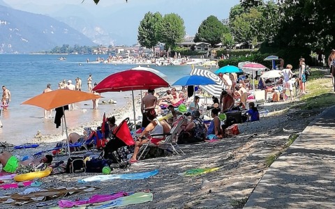Caldo in provincia di Lecco, spiagge prese d’assalto: ecco dove il lago è balneabile e dove fare attenzione