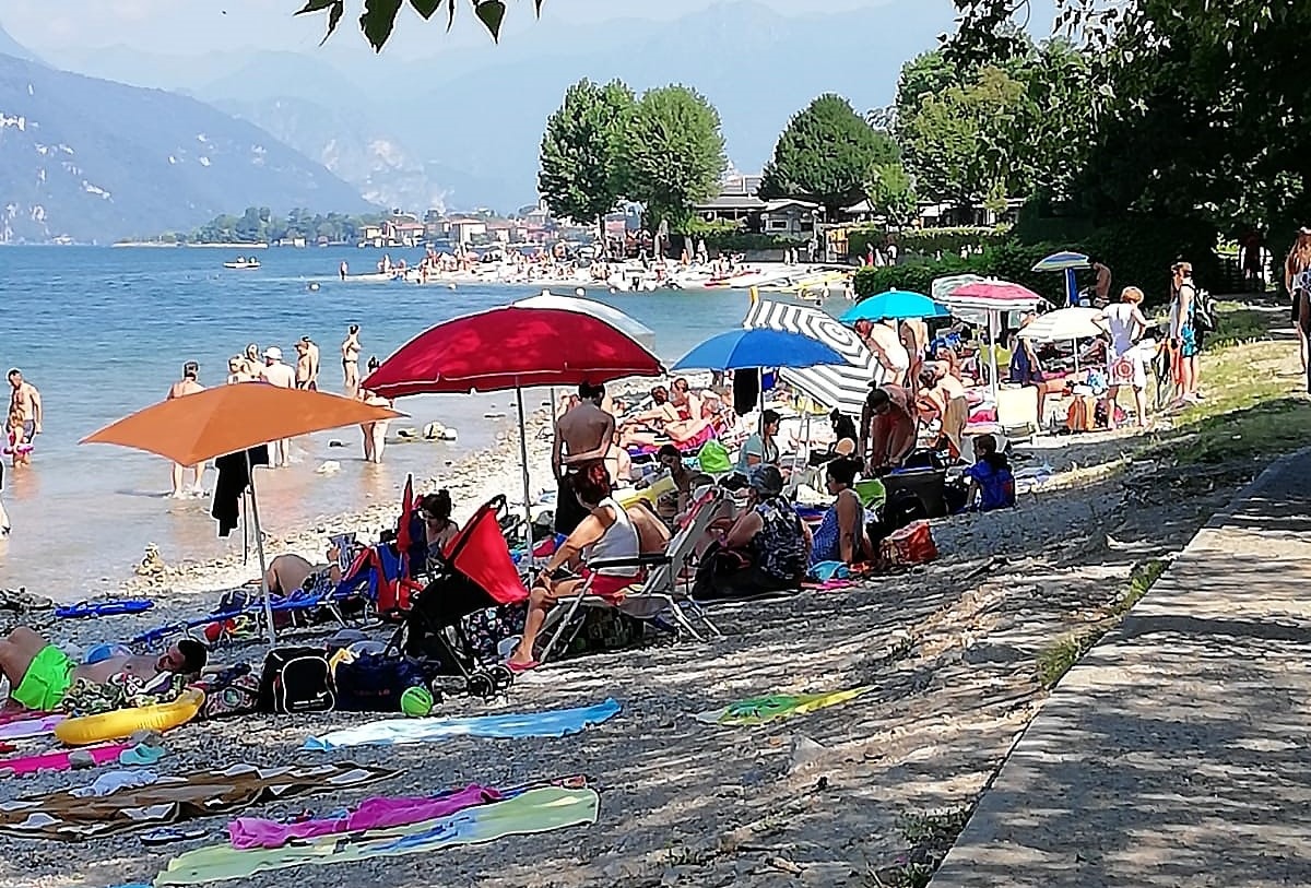 Caldo in provincia di Lecco, spiagge prese d’assalto: ecco dove il lago è balneabile e dove fare attenzione