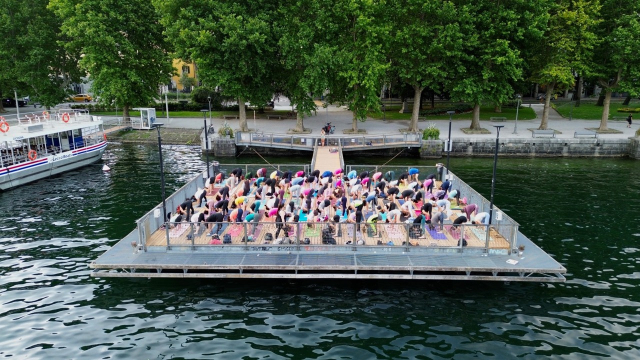 Lecco si sveglia sul lago: 90 persone per lo yoga all’alba