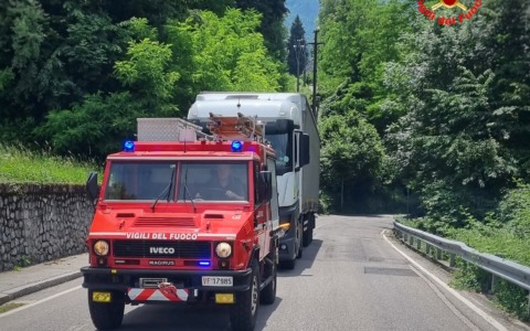 Barzio, autoarticolato bloccato sulla SP64: intervento dei Vigili del fuoco