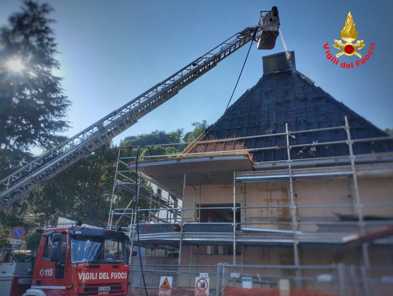 Incendio al nido Bonacina, al via la bonifica: Vigili del Fuoco ancora al lavoro