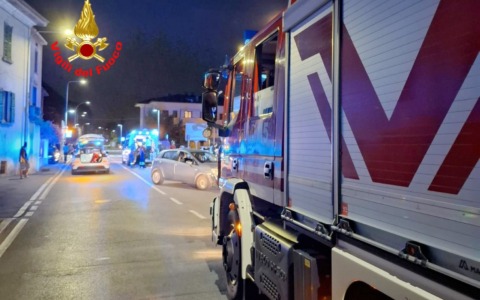 Lecco, scontro frontale  tra auto e moto nella notte: ferito un ragazzo di 17 anni