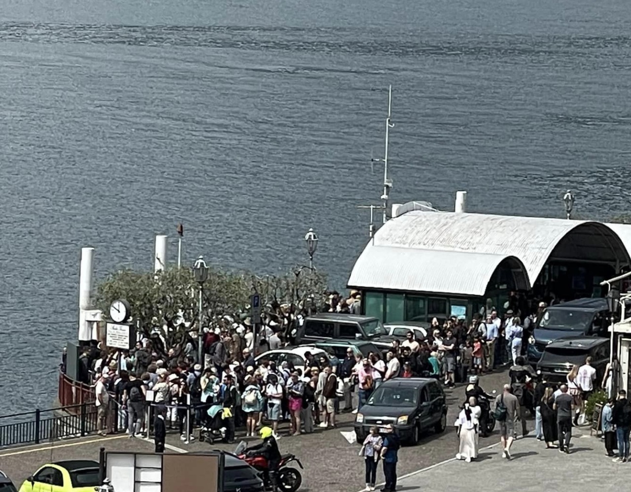 Turismo di massa, la stretta di Varenna: basta maxi gruppi, altoparlanti e costumi da bagno in centro