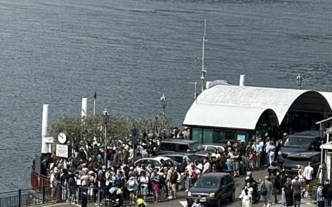 Turismo di massa, la stretta di Varenna: basta maxi gruppi, altoparlanti e costumi da bagno in centro