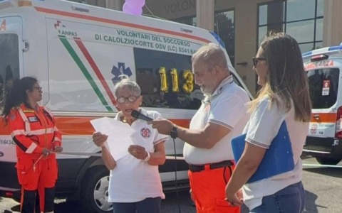 Quattro nuove ambulanze per i Volontari del Soccorso di Calolziocorte: l’emozionante saluto di Piera dopo 55 anni di servizio