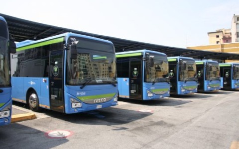 Bus, scattano gli orari estivi: novità per Valsassina, Alto Lago e turisti